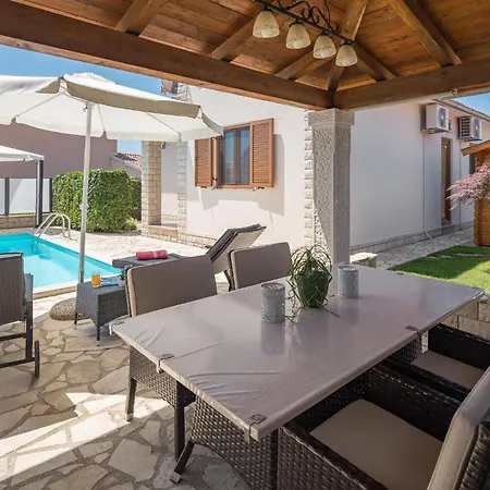 50 With Outdoor Swimmingpool * Kaštelir