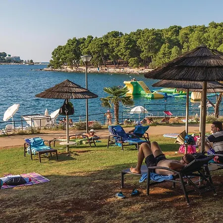 Vikendica 50 With Outdoor Swimmingpool Kastelir