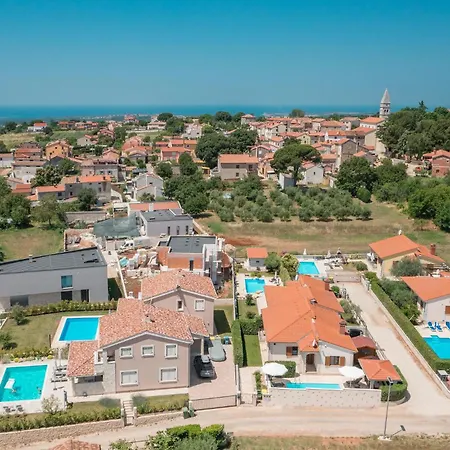 50 With Outdoor Swimmingpool Vikendica Kastelir