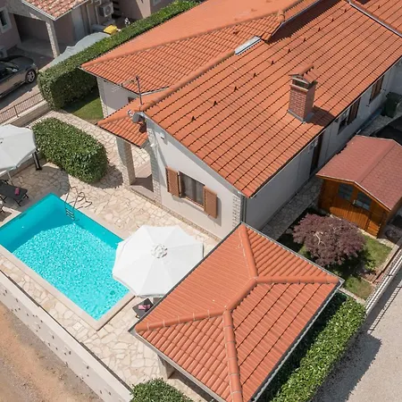 50 With Outdoor Swimmingpool *