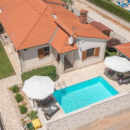 Vikendica 50 With Outdoor Swimmingpool Kastelir